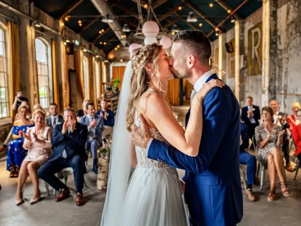 Het ja-woord: de kus na de ceremonie, met de gasten erbij